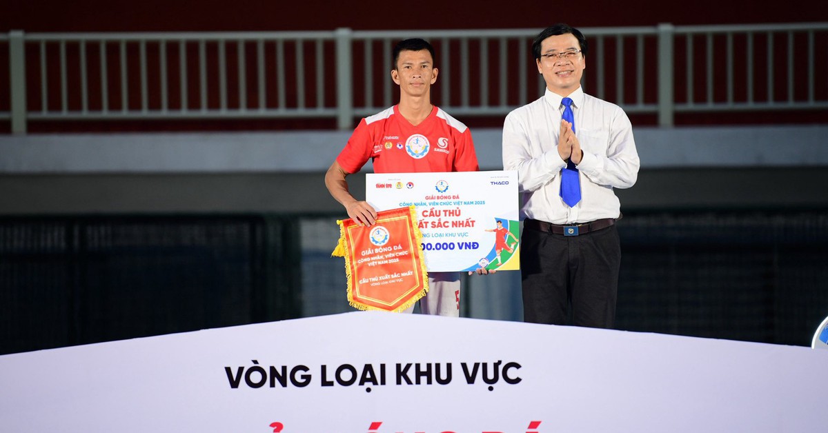 Trao thưởng Cầu thủ xuất sắc nhất trận ở Giải bóng đá công nhân, viên chức 2025