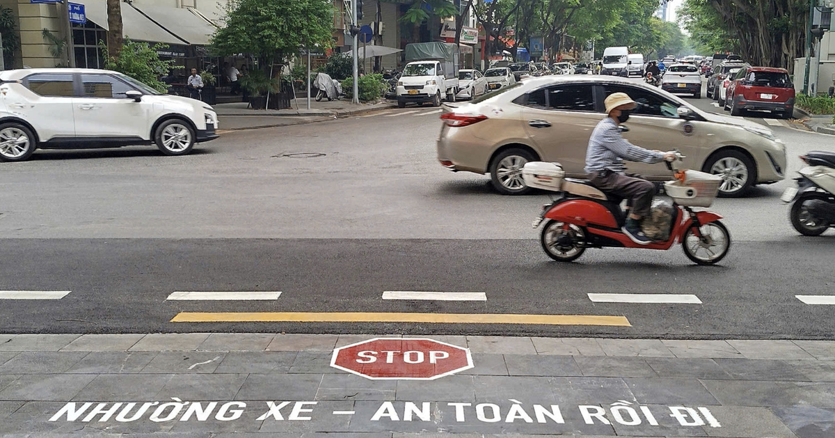 Sơn chữ trên đường để nhắc tài xế dừng lại khi đi từ tuyến nhánh ra đường chính