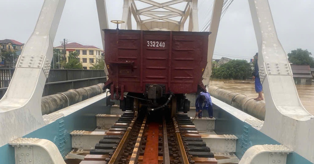 Nước lũ lại dâng, đưa 2 đoàn tàu chở đá 1.100 tấn chống trôi cầu đường sắt trăm tuổi