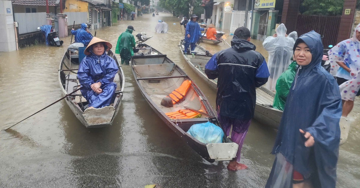 Giá ghe đò cao 'cắt cổ' trong lũ lụt lịch sử ở Huế, công an vào cuộc