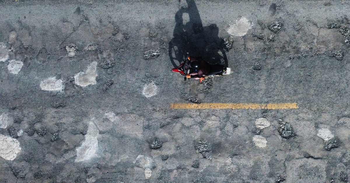 Lạ lùng lấy xi măng đi vá... quốc lộ 1 ở Cà Mau