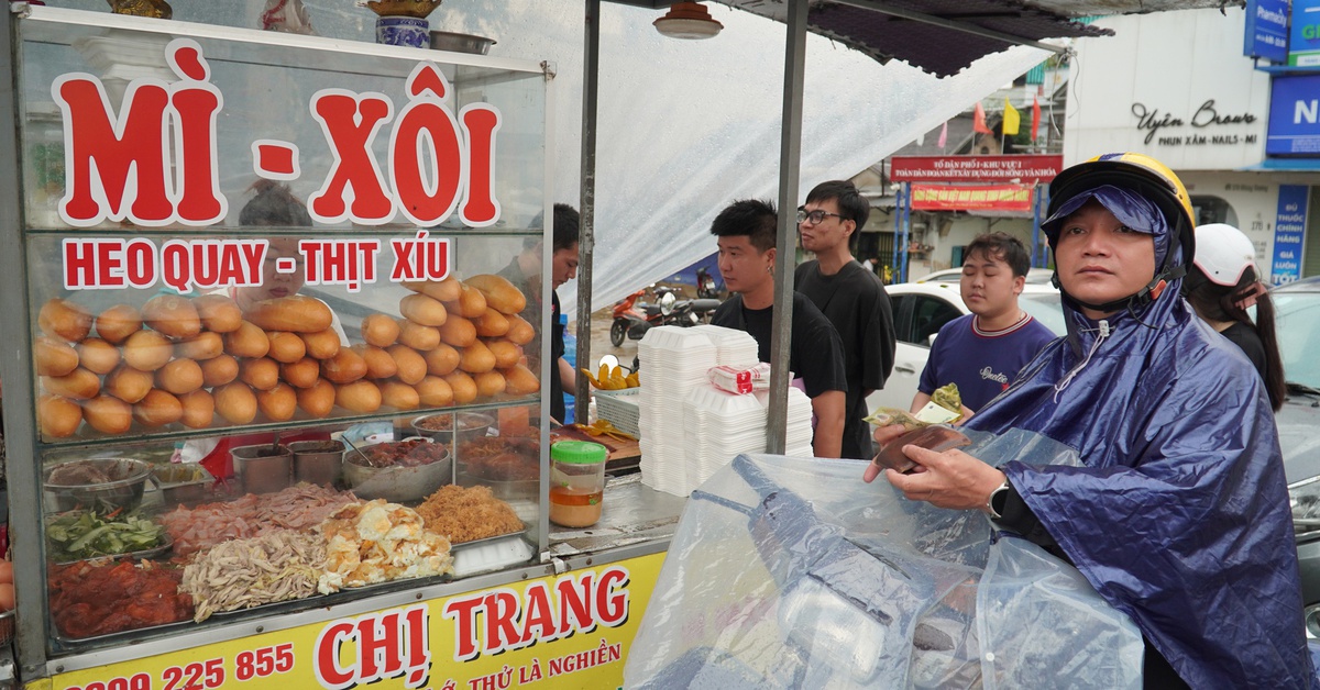 Mưa vừa tạnh, người dân Huế đổ xô đi mua thuốc, bánh mì