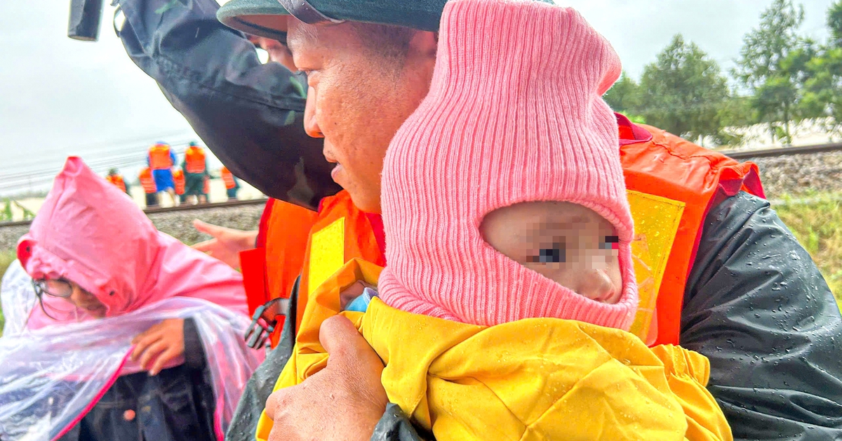 Đà Nẵng: Ưu tiên đưa người già, trẻ em tại vùng bị lũ cô lập đến nơi an toàn