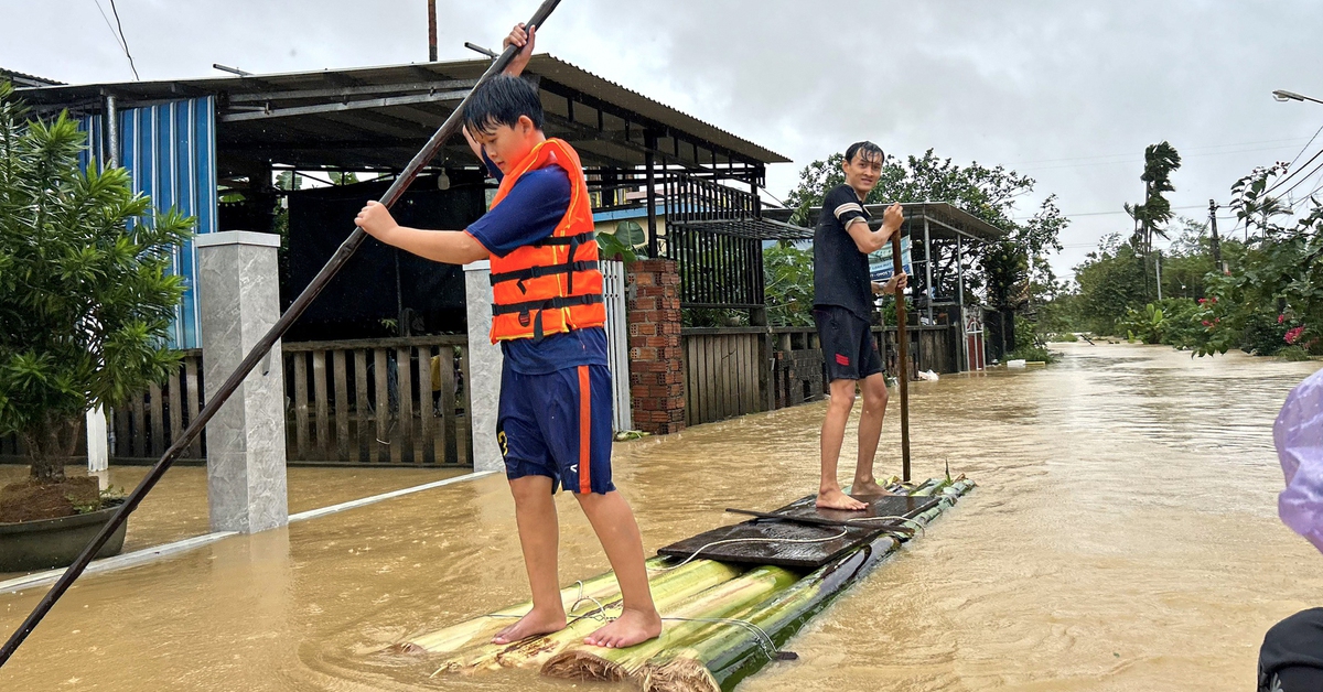 Xã ven sông Thu Bồn ngập 95%, bè chuối thành thuyền vượt lũ của dân