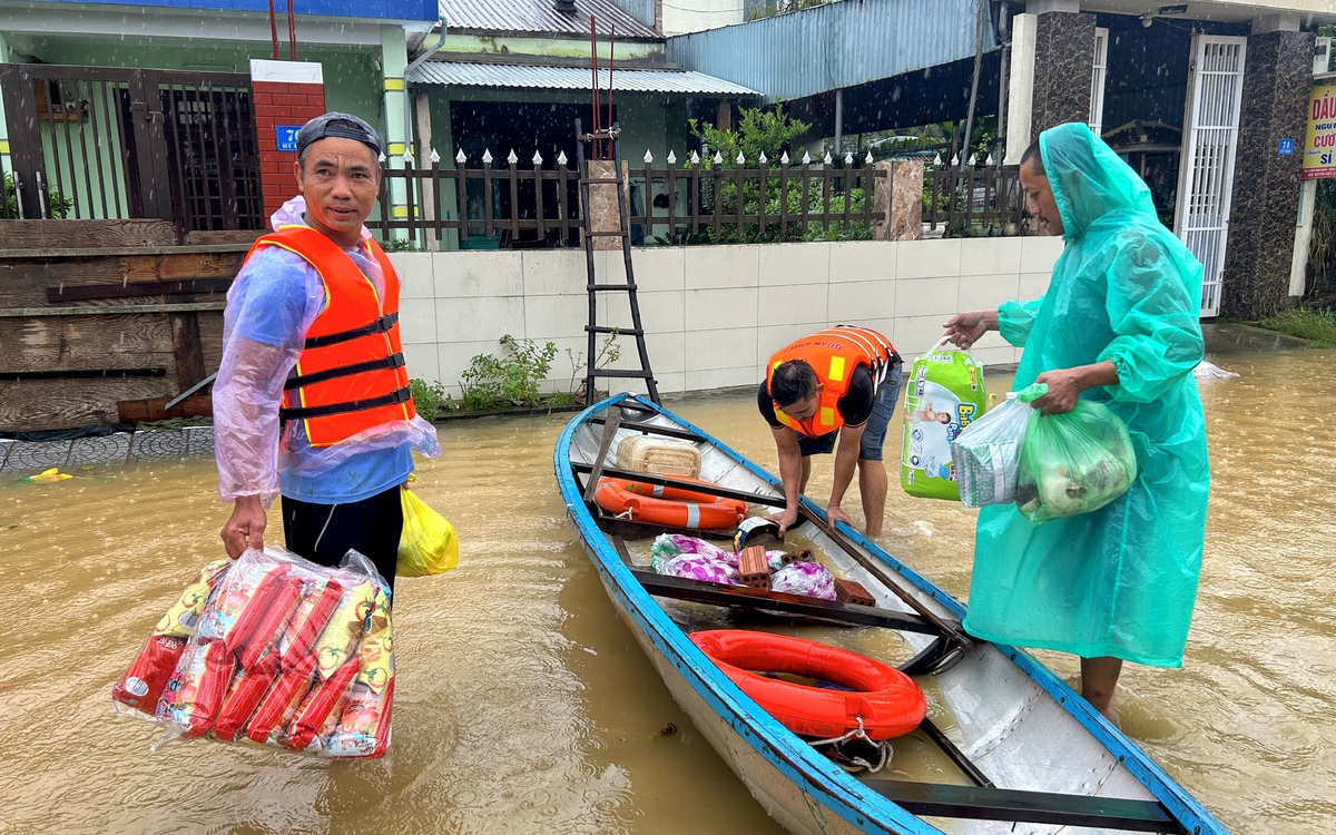 Người dân vùng lũ bên sông Thu Bồn chèo thuyền 3km mua lương thực