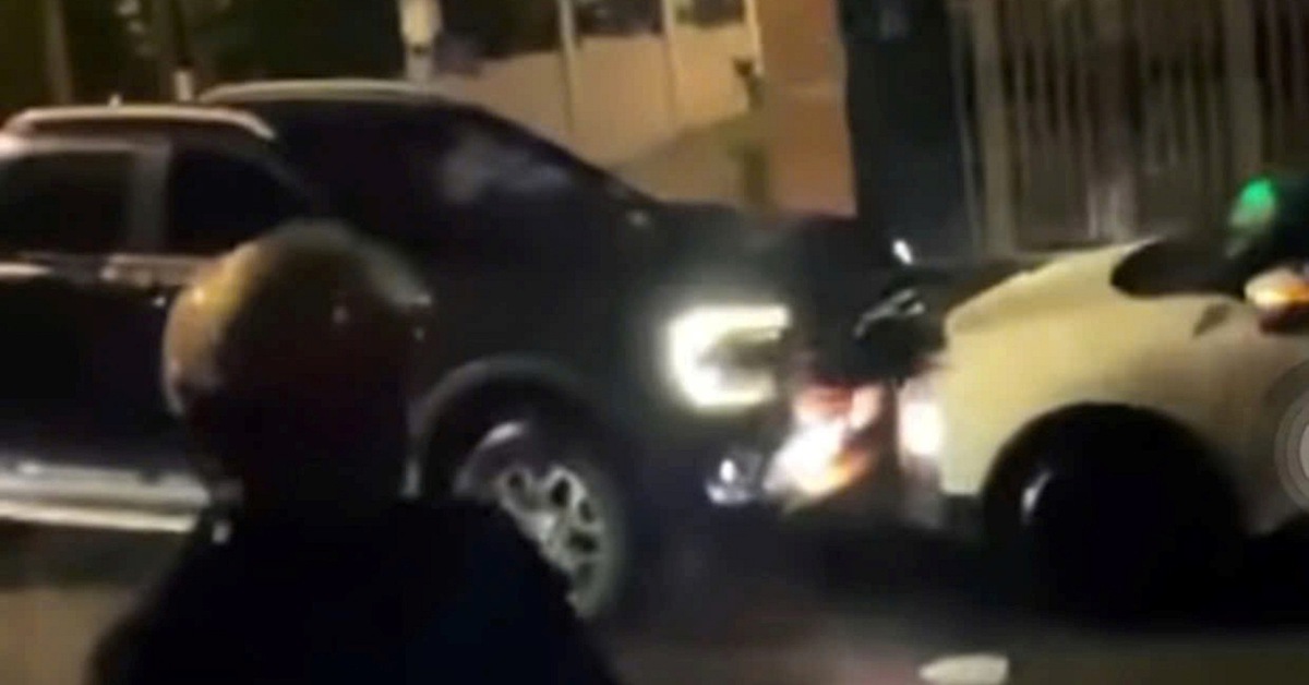 Xe bán tải đi ngược chiều rồi tông ô tô điện đi đúng đường