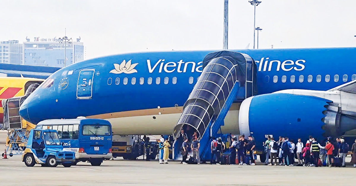 Từ 3-11, Vietnam Airlines thu phí hành lý xách tay quá cước ngay tại cửa ra máy bay