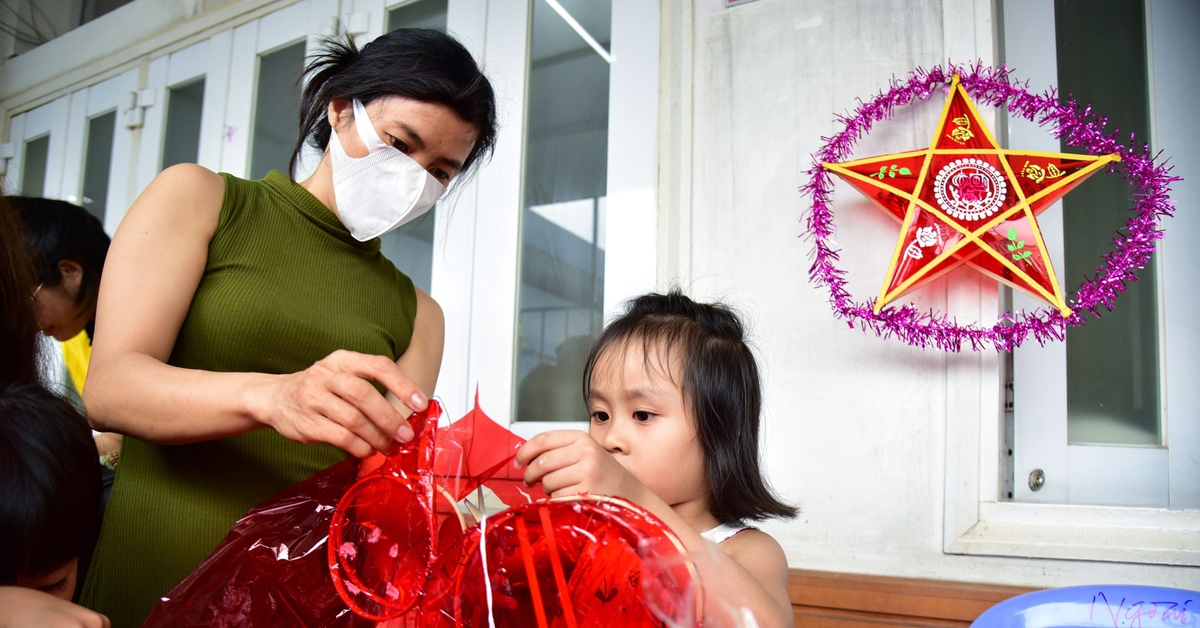 Trang trí lồng đèn, chụp photobooth trong bệnh viện mùa Trung thu yêu thương