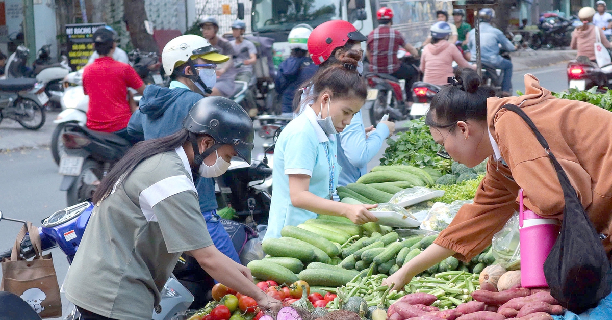 Bà nội trợ co kéo chi tiêu với mặt bằng giá mới