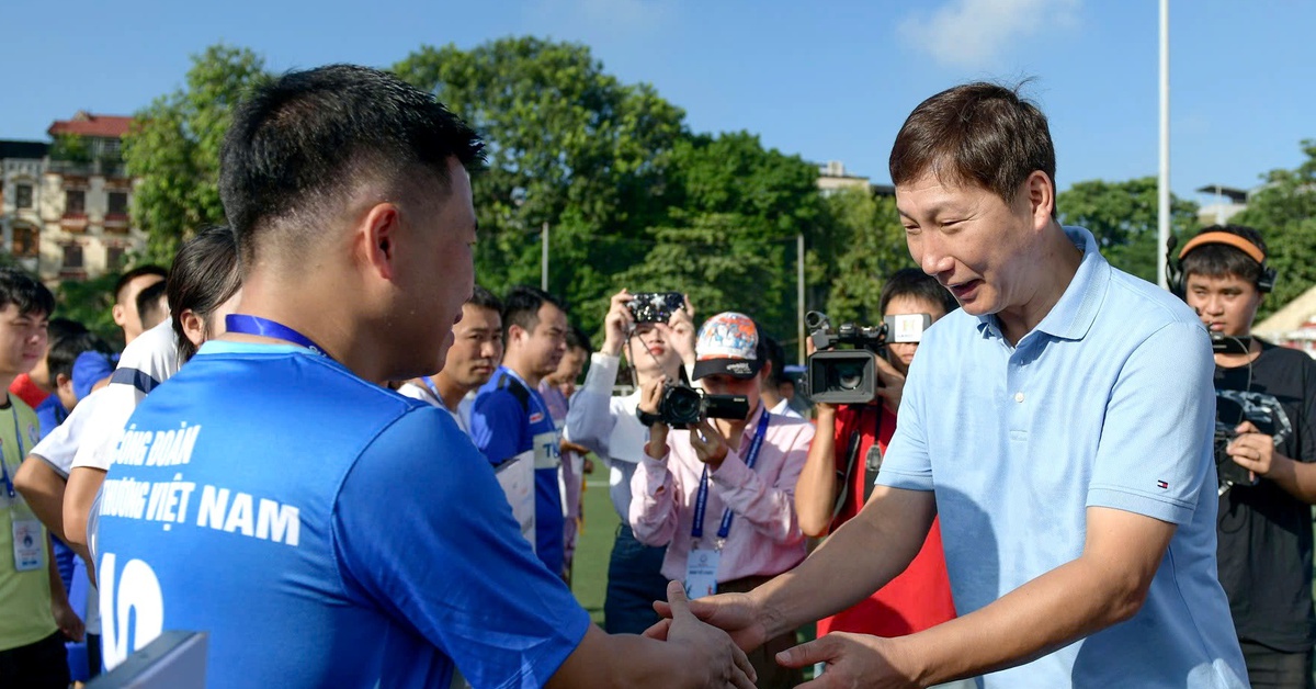 HLV Kim Sang Sik chúc các cầu thủ công nhân, viên chức thi đấu máu lửa