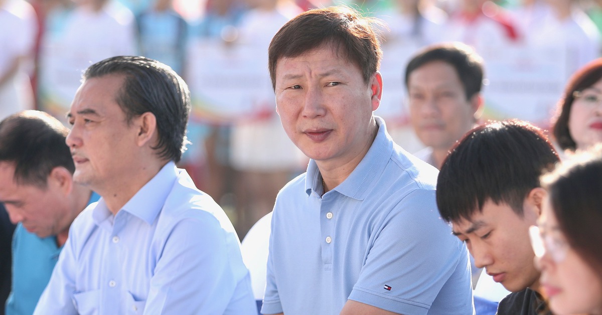 HLV Kim Sang Sik dự khán Giải công nhân, viên chức Việt Nam trước khi tập trung đội tuyển