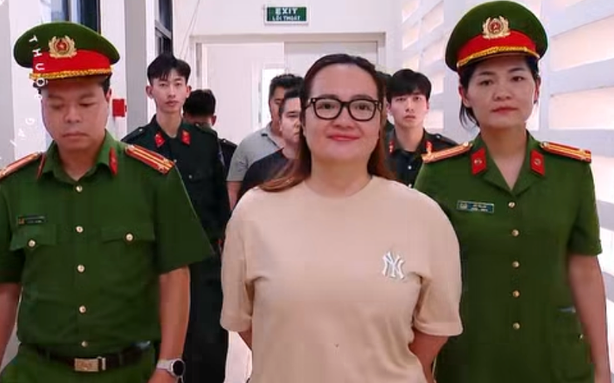 Bà Hoàng Hường khai gì tại cơ quan công an sau khi bị khởi tố?