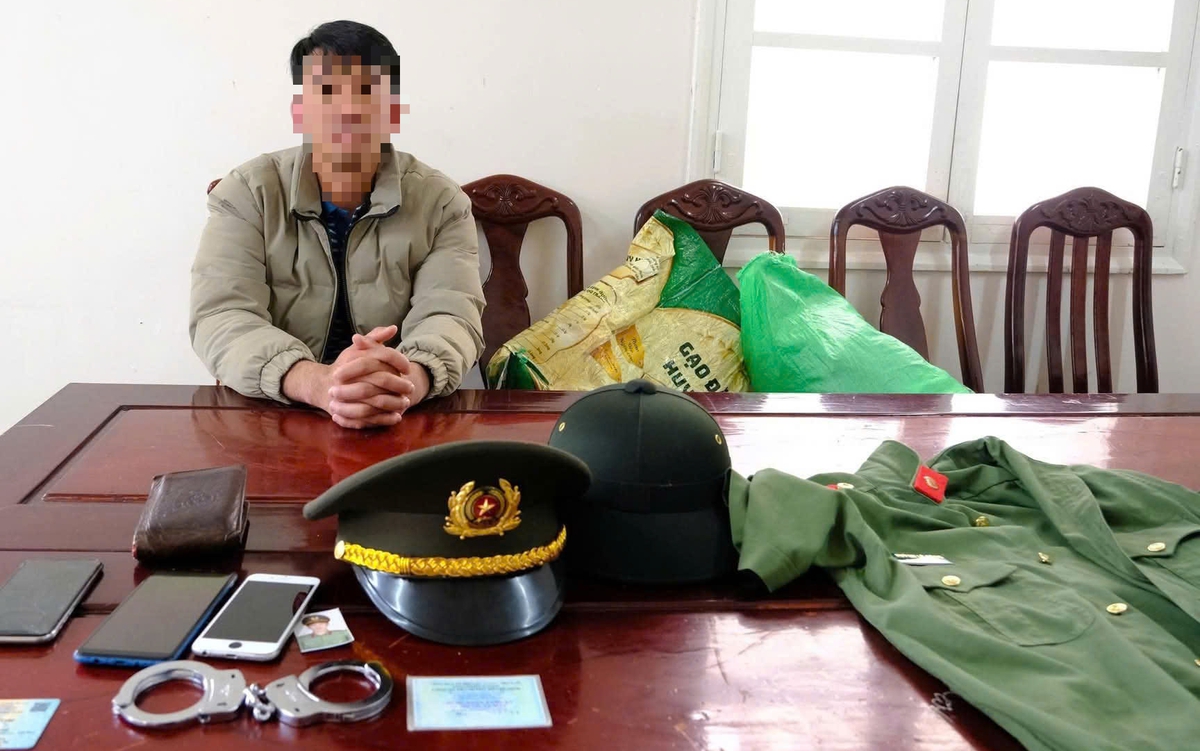 Nam thanh niên dùng trang phục công an, còng số 8 đi dạo phố... cho oai