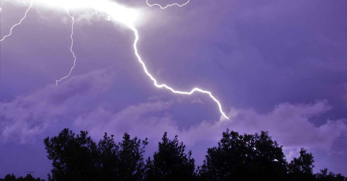 Việt Nam thuộc nhóm quốc gia dông sét dày đặc, làm gì để thoát hiểm?