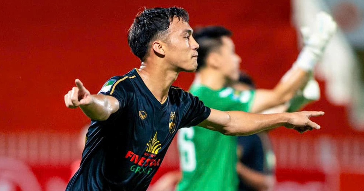 Cầu thủ CLB Long An ‘qua mặt’ trọng tài trên sân Quy Nhơn