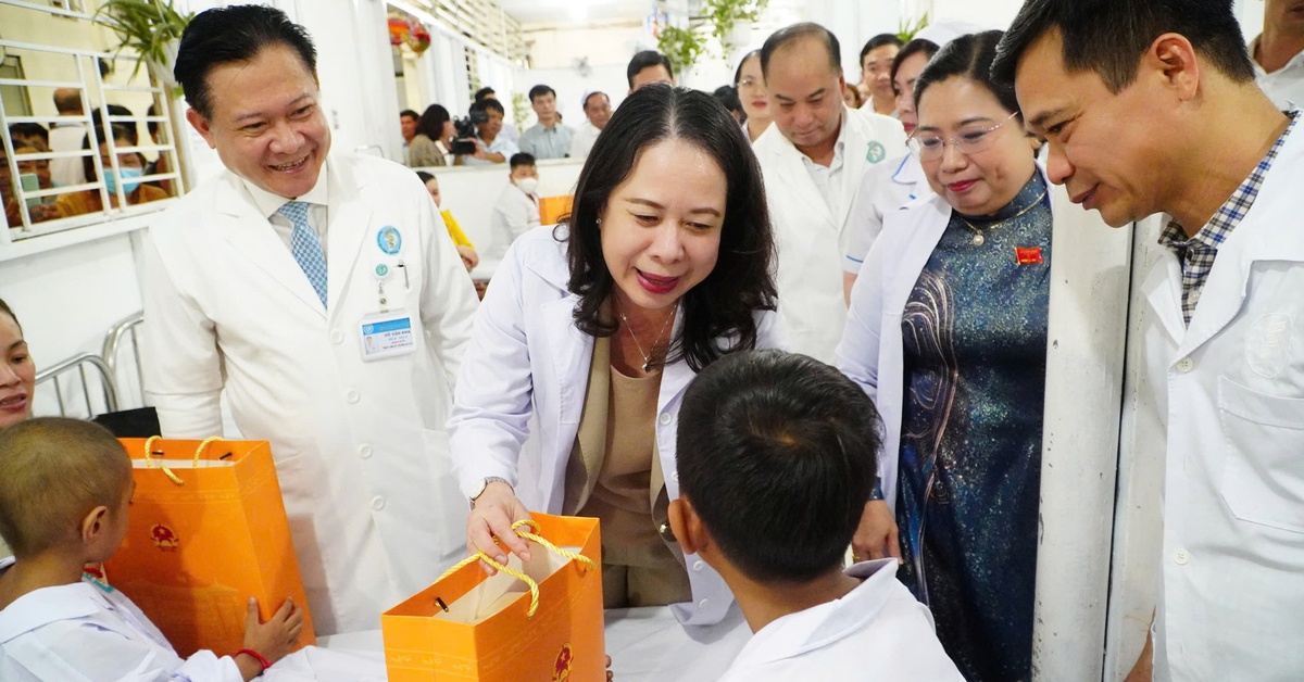 Phó chủ tịch nước thăm tặng quà Tết Trung thu tại Cần Thơ