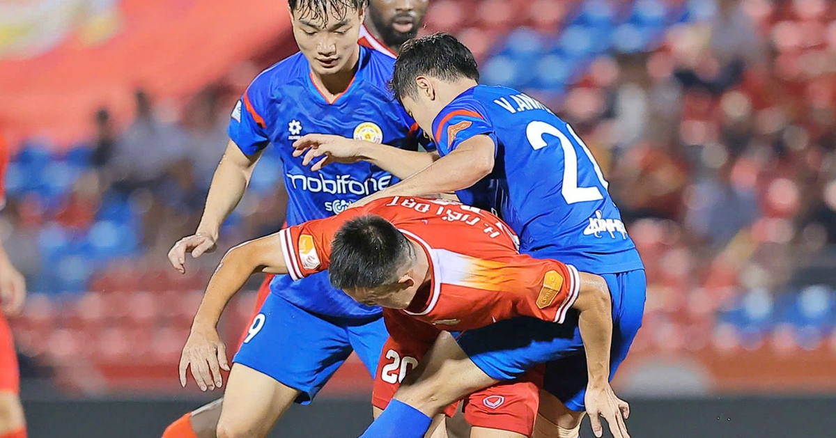 Hậu vệ CLB Hà Tĩnh trả giá vì vật ngã đối thủ như đấu judo