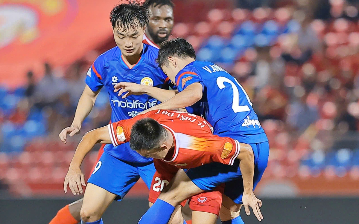 Hậu vệ CLB Hà Tĩnh trả giá vì vật ngã đối thủ như đấu judo