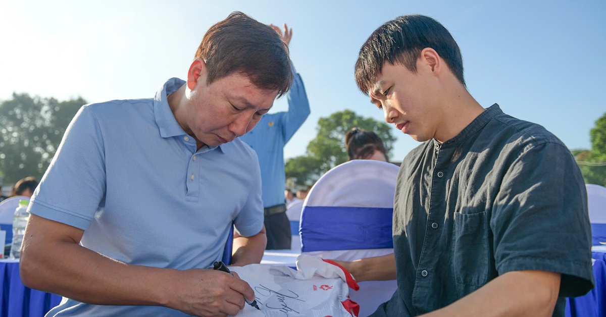 HLV Kim Sang Sik đang giao lưu, ký tặng cầu thủ công nhân, viên chức Việt Nam