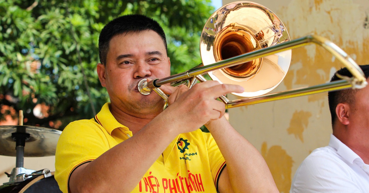 Khán giả Giải bóng đá công nhân, viên chức Việt Nam cổ vũ chuyên nghiệp như V-League