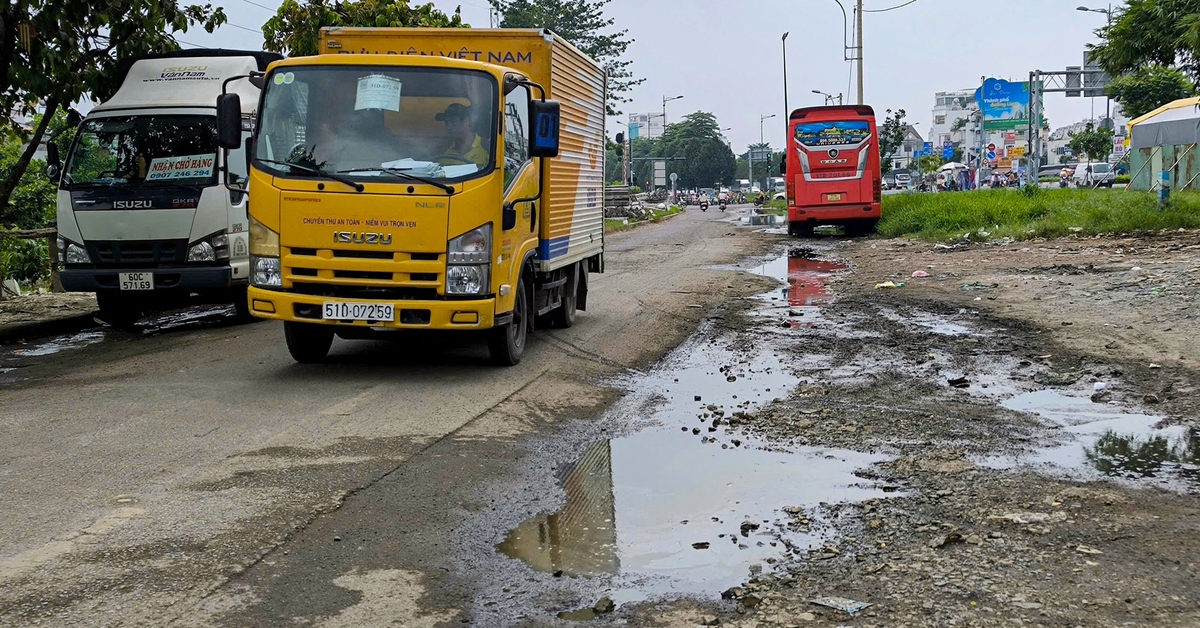 Đường Kha Vạn Cân xuống cấp: 'Combo' ngập, bụi và xe khách dừng đỗ bát nháo
