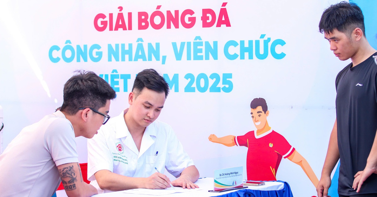 Đến Giải bóng đá công nhân, viên chức được khám bệnh miễn phí, mua đồ ưu đãi