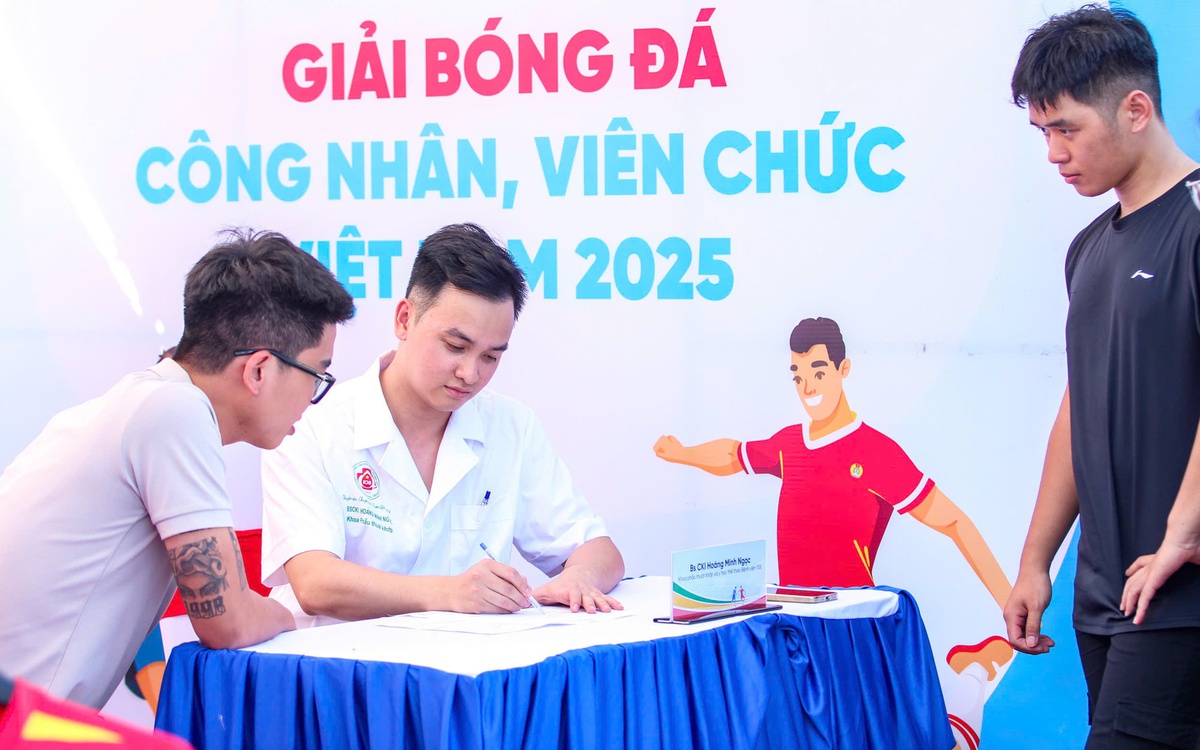 Đến Giải bóng đá công nhân, viên chức được khám bệnh miễn phí, mua đồ ưu đãi