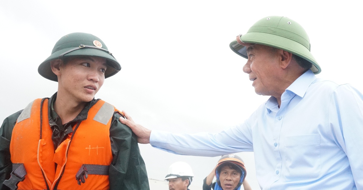 Thường trực Ban Bí thư Trần Cẩm Tú thị sát, động viên bà con vùng lũ, sạt lở ở Đà Nẵng