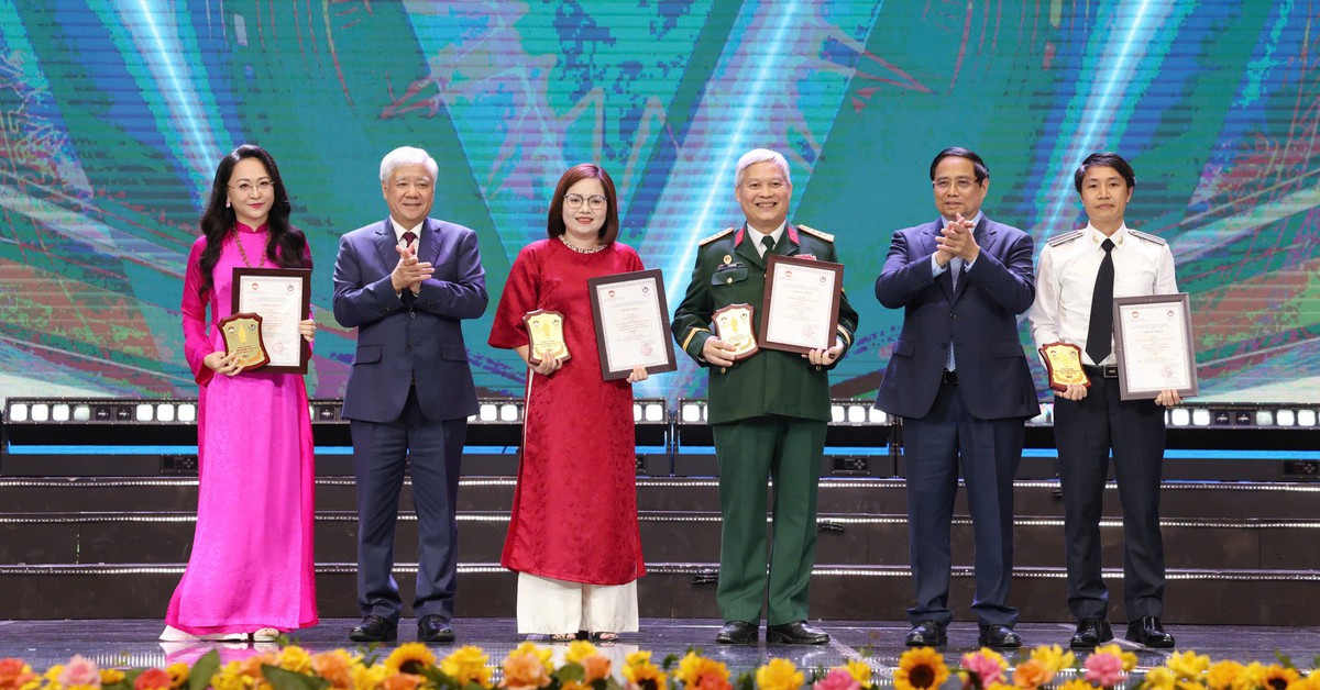 Thủ tướng Phạm Minh Chính trao giải A cho các tác giả đạt giải báo chí phòng, chống tham nhũng