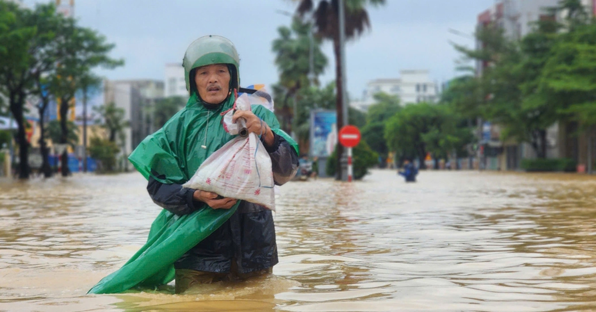 Hướng dẫn kỹ năng ứng phó thiên tai bằng hình thức gần gũi như tờ rơi ở chợ, diễn tập trong làng