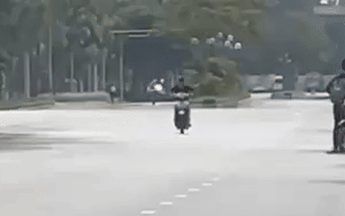 Con mượn xe máy đi học nhưng chạy 'bốc đầu' trên phố, cha bị phạt 9 triệu đồng