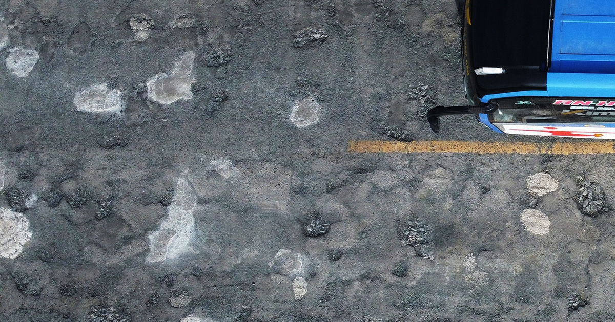 Bạn đọc nói gì về vụ vá ổ gà trên quốc lộ 1 bằng xi măng ở Cà Mau?