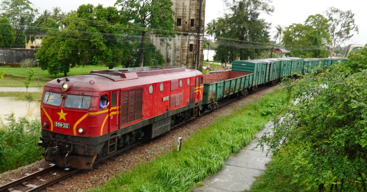 Nước sông Hương xuống dần, tàu 'neo 660 tấn đá' giữ cầu đường sắt Bạch Hổ tạm rút