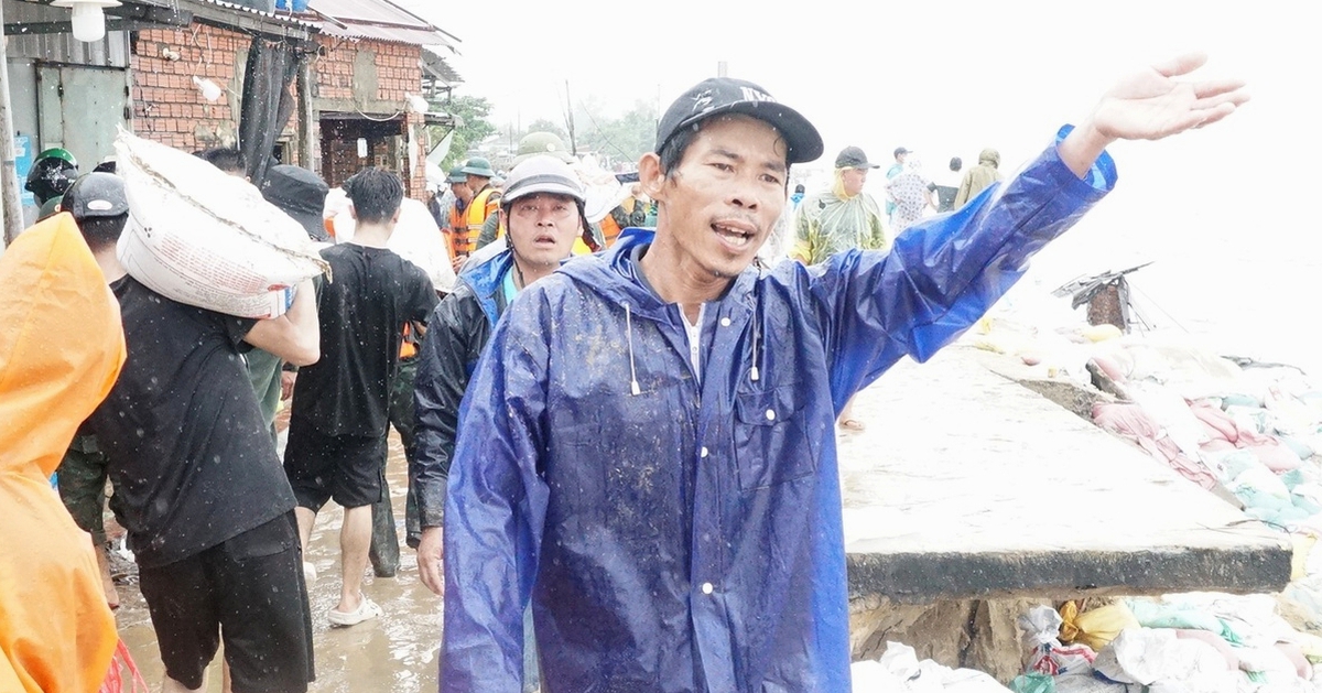 Cận cảnh sạt lở kinh hoàng ở cửa biển Đà Nẵng: Dân và bộ đội đang tất bật 'vá' bờ