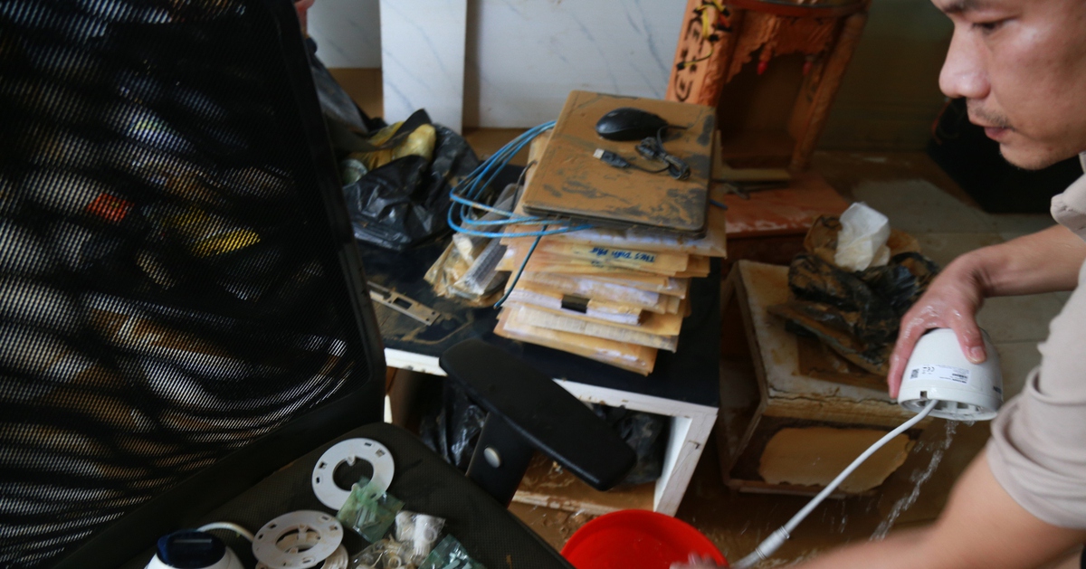 Hộ kinh doanh ở Huế thẫn thờ nhìn hàng hóa thiệt hại sau lũ