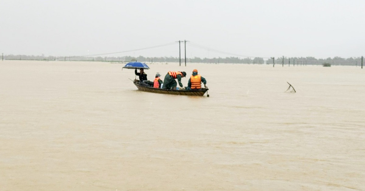 Nước lũ thượng lưu Vu Gia - Thu Bồn xuống chậm, hạ lưu nhà dân vẫn ngập trên 1m