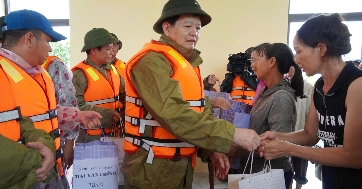 Phó thủ tướng Mai Văn Chính ngồi thuyền vào động viên bà con vùng lũ Quảng Trị