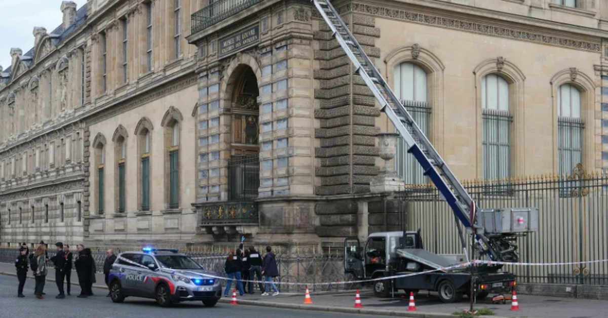 Dấu vết DNA hé lộ mắt xích mới trong vụ trộm táo tợn ở Bảo tàng Louvre, bắt thêm 5 người