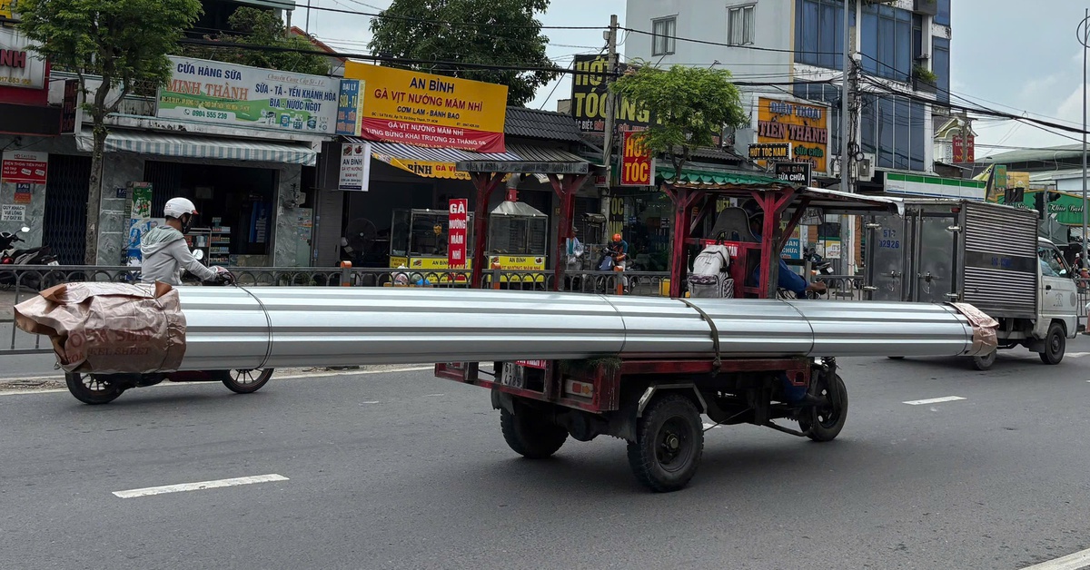 Nhiều xe ba gác, xe lôi tự chế chở tôn, sắt thép dài gấp 3 thân xe vẫn chạy ngoài đường