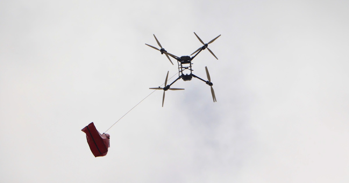 Lạ mắt với đội drone bay chở hàng tiếp tế dân vùng rốn lũ