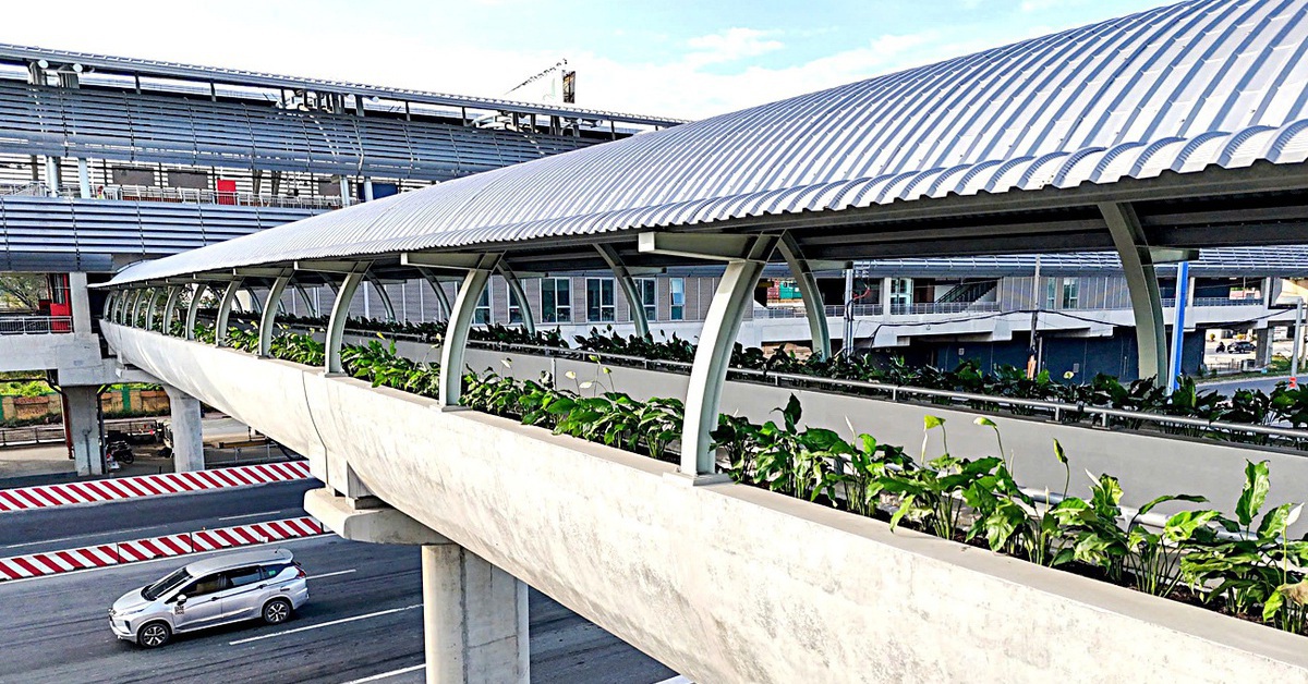 Người đi bộ sắp có thang máy lên các cầu vượt dọc tuyến metro số 1