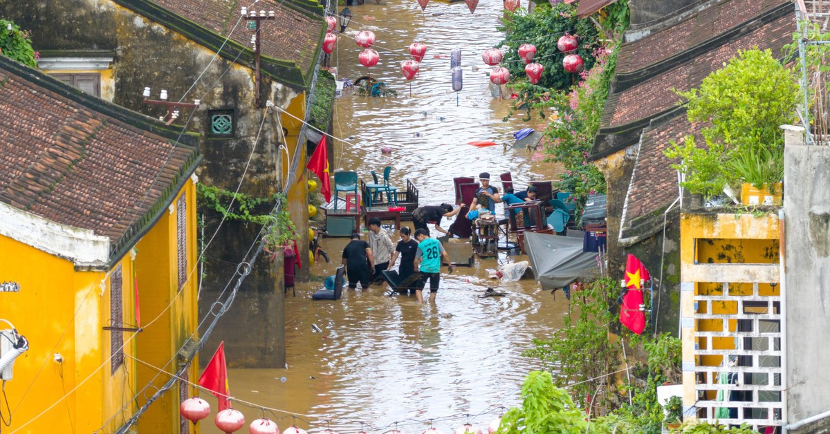 Chính quyền Hội An nói 'phố cổ sẽ đón khách vài ngày tới' sau trận lũ lịch sử