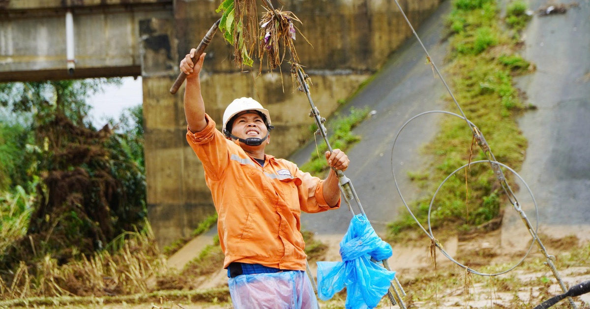 Gần 170.000 hộ dân miền Trung được cấp điện trở lại sau khi lũ rút