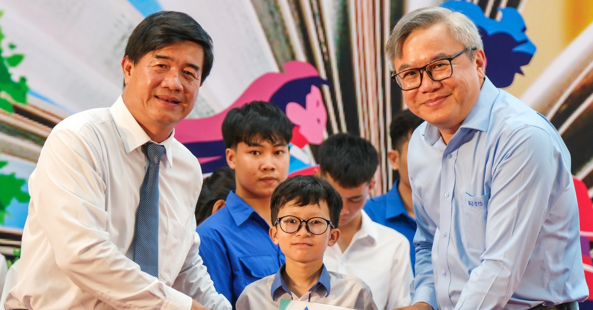 Làm ánh sáng cho mẹ và tự 'chiếu sáng' đời mình, hai tân SV nhận học bổng đặc biệt