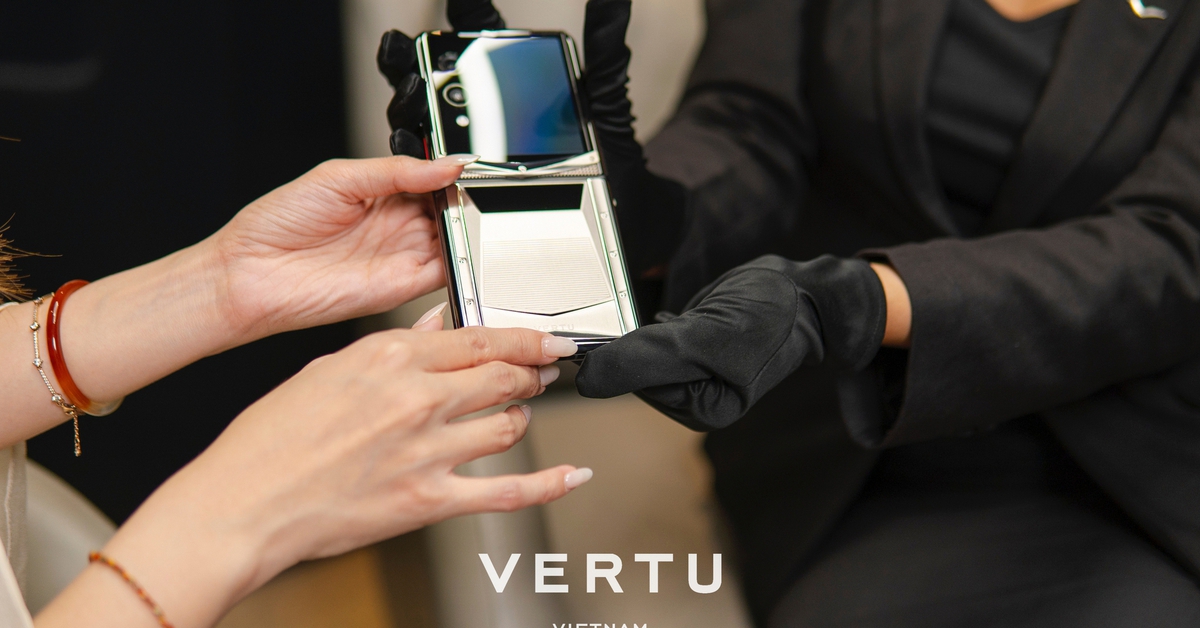 Quà tặng xa xỉ cuối năm và ‘bẫy hàng xách tay’