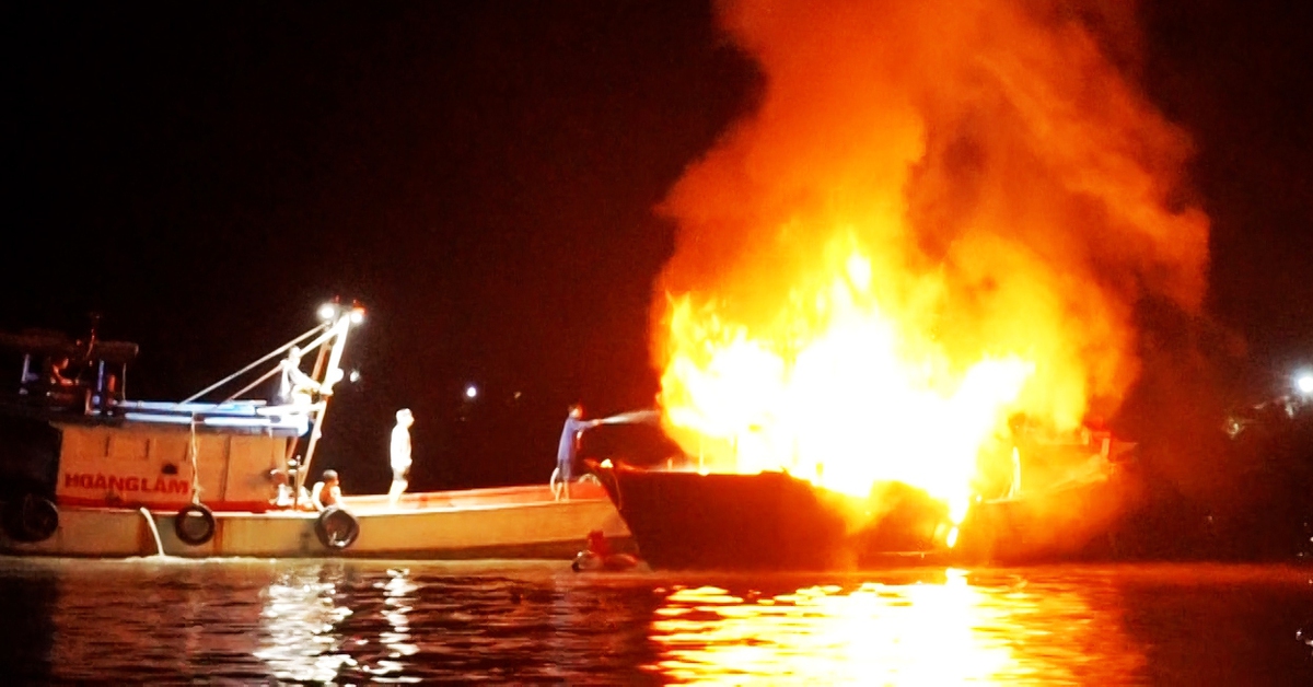 Chủ tàu cá Cà Mau cắt dây đẩy tàu ra giữa sông để không cháy lan