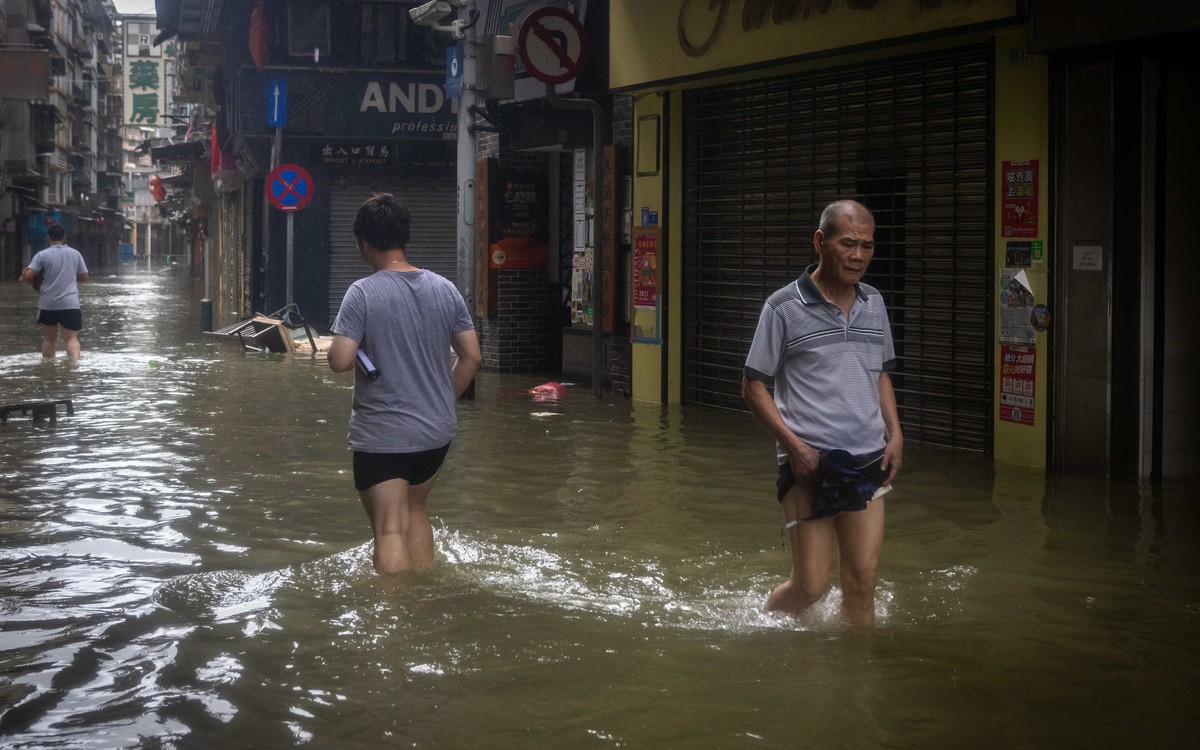 Trung Quốc nâng mức ứng phó khẩn cấp khi bão Matmo áp sát