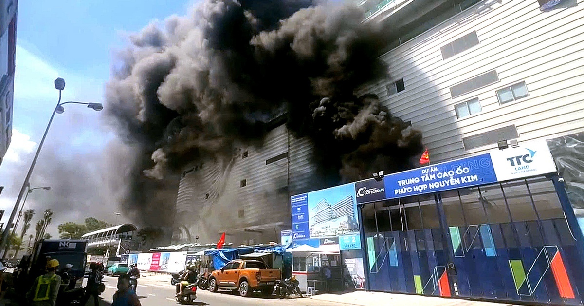 Cháy tại dự án cao ốc phức hợp Nguyễn Kim, khói đen nghi ngút
