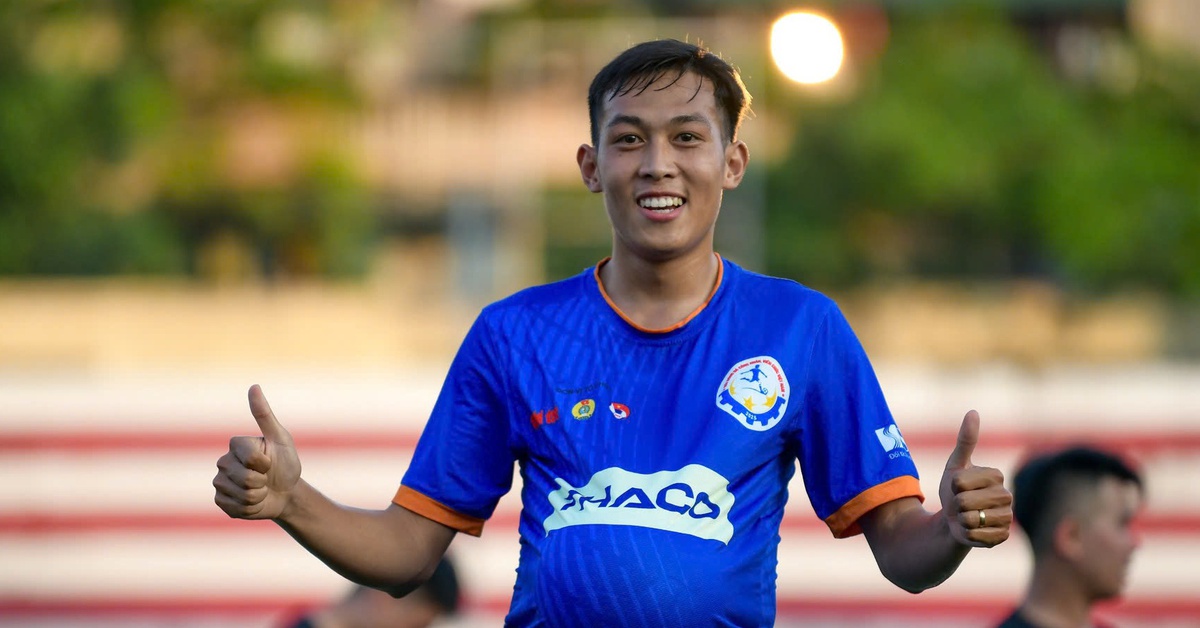 Cầu thủ tặng bàn thắng cho vợ đang mang bầu ở giải công nhân, viên chức