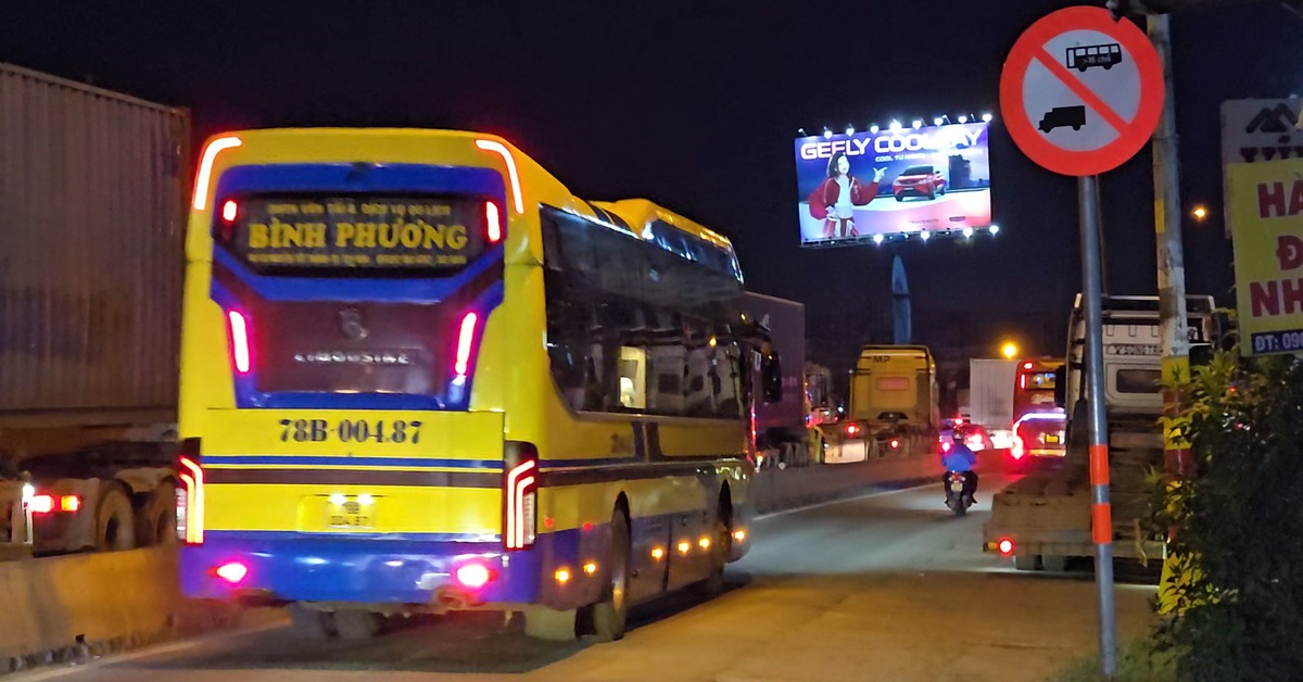 Xe khách 'chiếm' làn hỗn hợp trên đường Đỗ Mười giờ tan tầm, ép xe máy nép sát lề